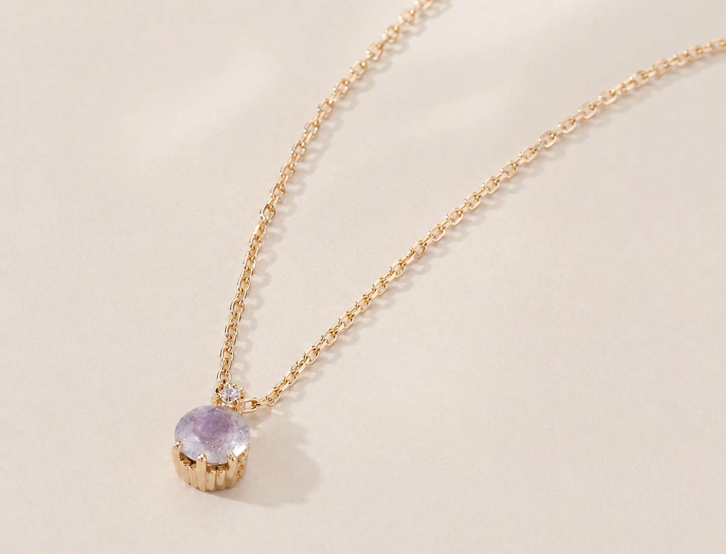 Labradorite Oval Pendant Necklace – Minimal Gold-Plated Silver